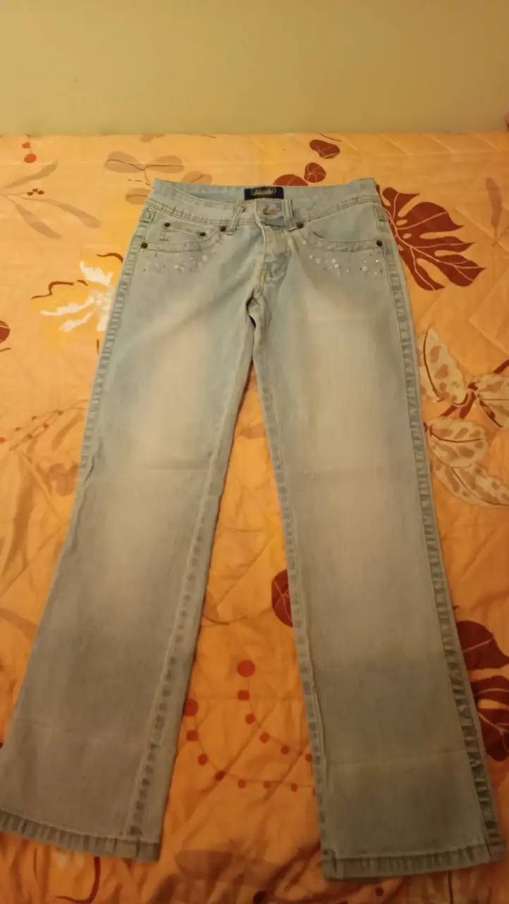Jeans azul claro con detalles brillantes