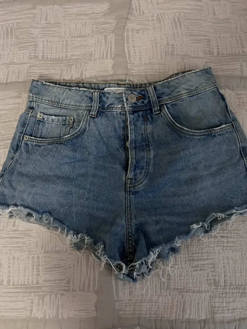 Shorts de mezclilla azul desgastados para mujer