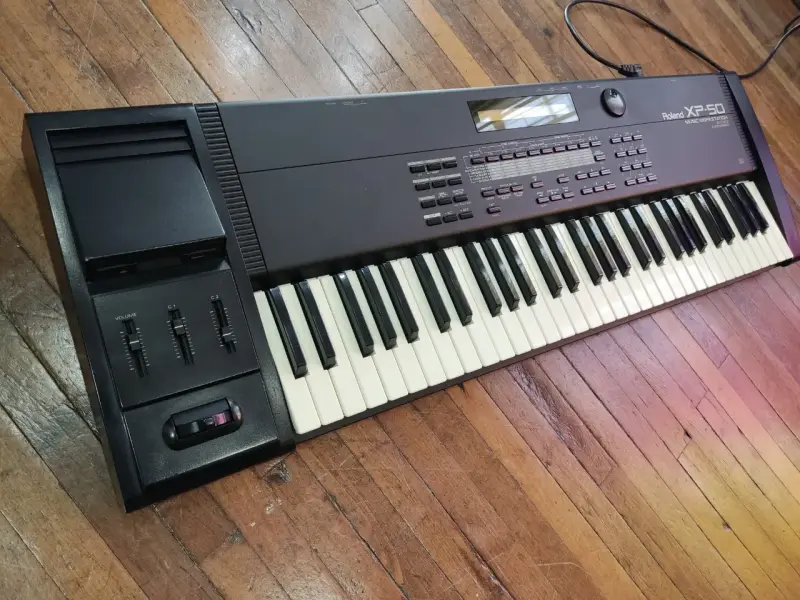 Sintetizador Roland XP-50, con detalles, $280.000 - 2