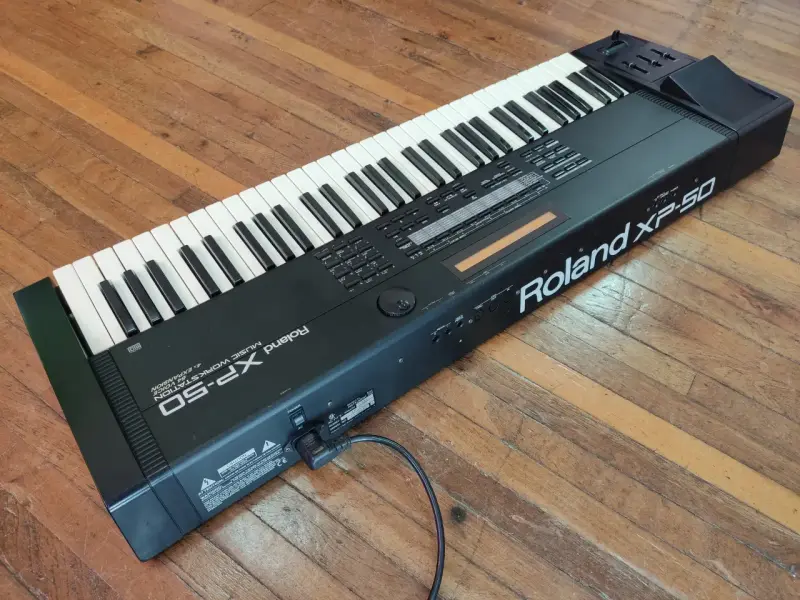 Sintetizador Roland XP-50, con detalles, $280.000 - 4