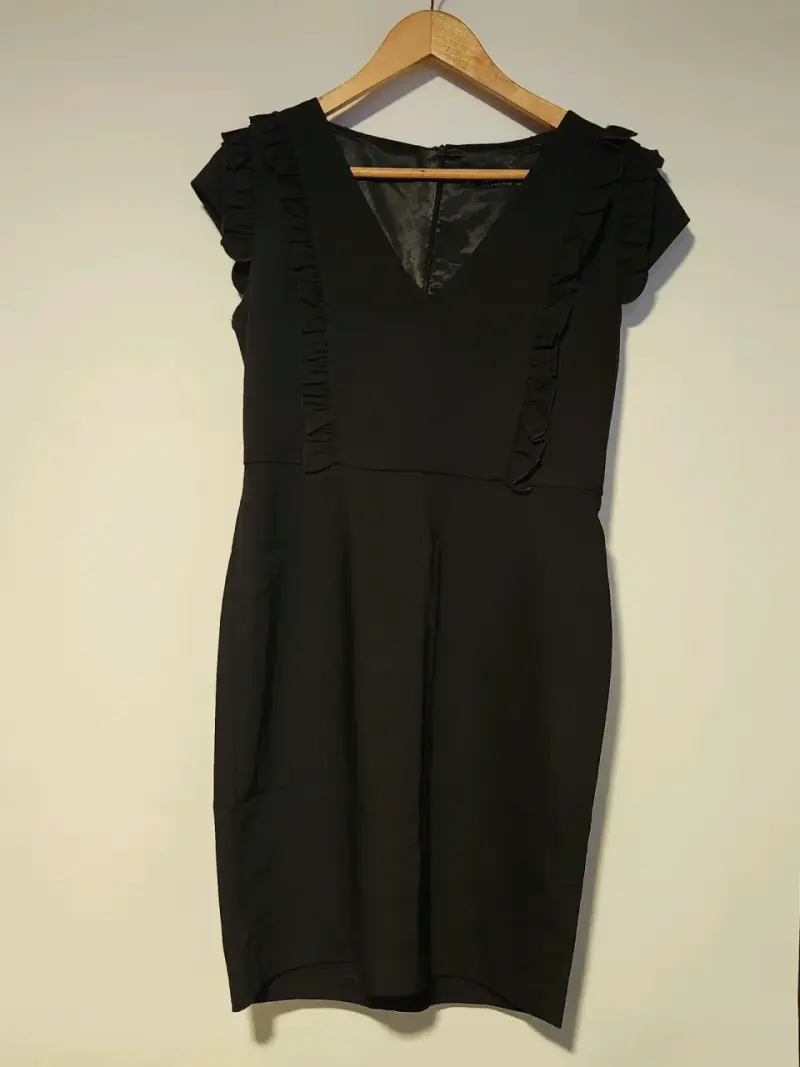 Vestido negro con volantes elegante