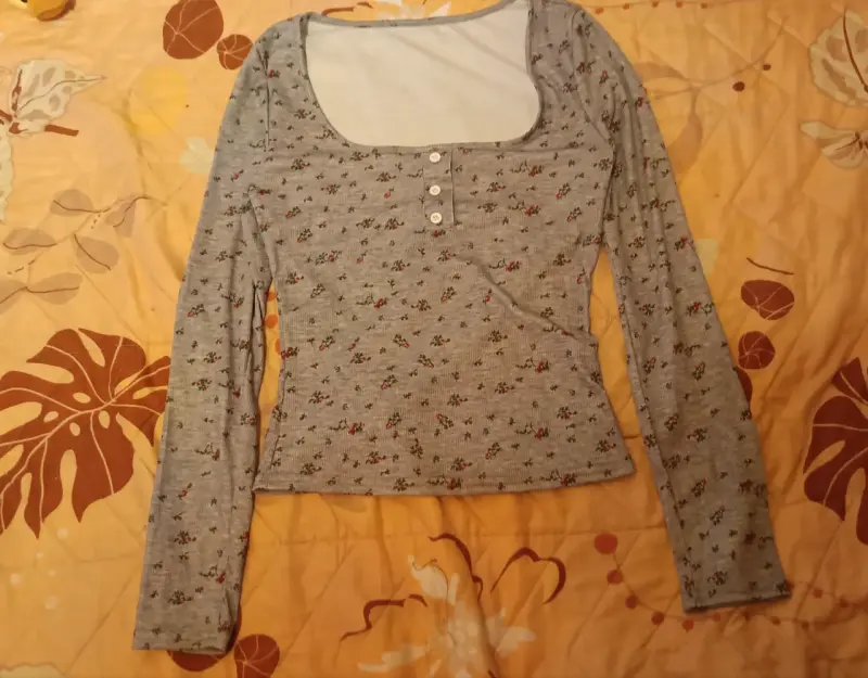 Polera manga larga gris con estampado floral