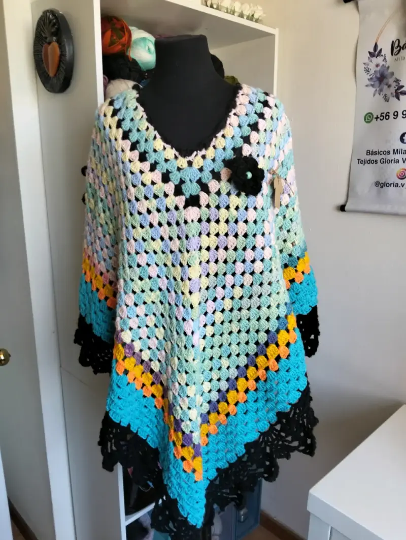Poncho tejido a crochet multicolor para mujer