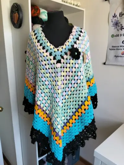 Poncho tejido a crochet multicolor para mujer - miniatura 1