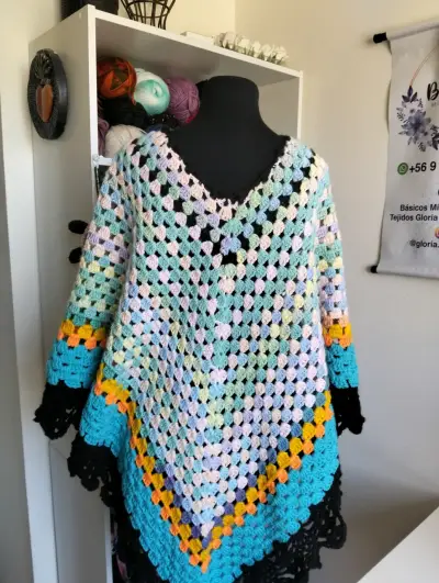 Poncho tejido a crochet multicolor para mujer - miniatura 2