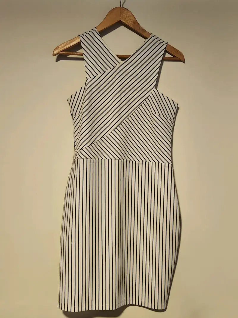 Vestido corto a rayas blanco y negro