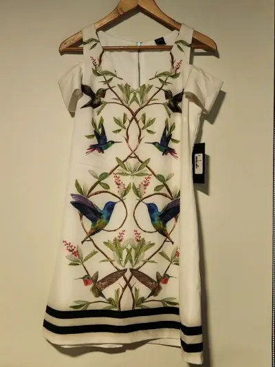 Vestido blanco con estampado de colibríes - miniatura 1