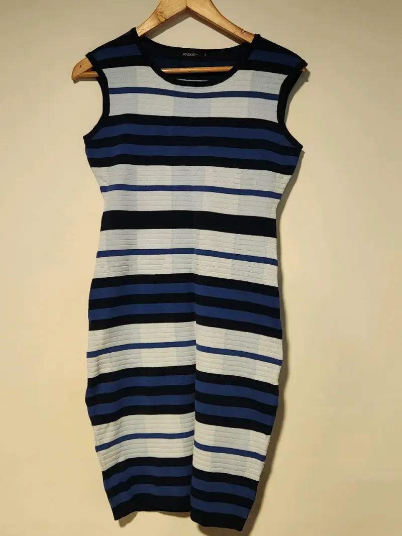 Vestido a rayas azul y negro sin mangas