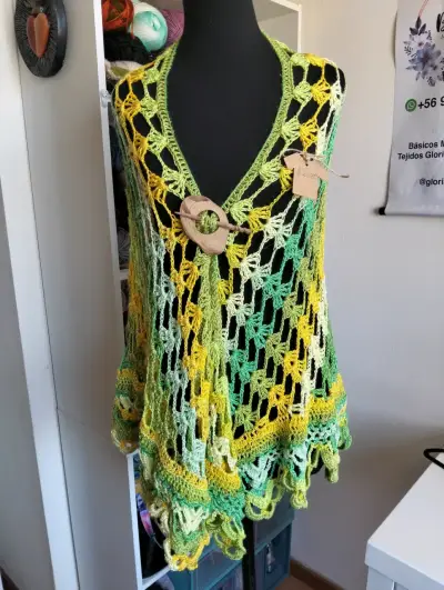 Poncho tejido a crochet multicolor con broche de madera - miniatura 1