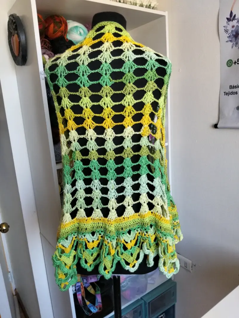 Poncho tejido a crochet multicolor con broche de madera - 2