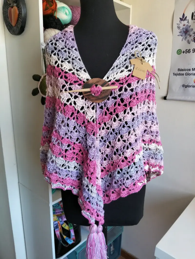 Poncho tejido a crochet multicolor con broche de madera - 3