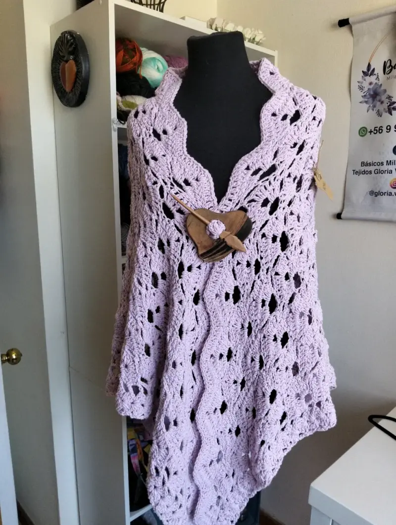 Poncho tejido a crochet multicolor con broche de madera - 5