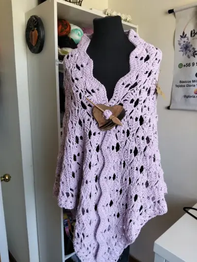 Poncho tejido a crochet multicolor con broche de madera - miniatura 5