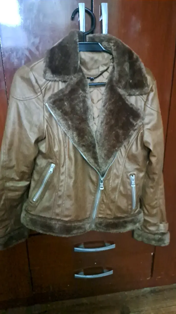 Chaqueta de cuero sintético con forro de piel