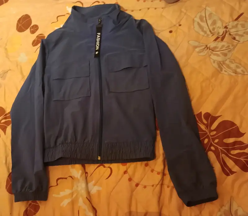Chaqueta azul con cierre y bolsillos