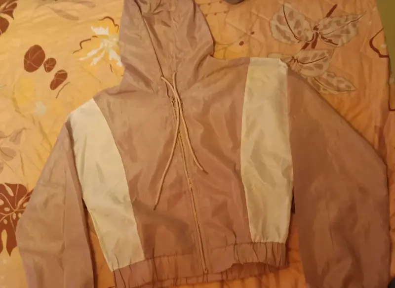Chaqueta cortaviento con capucha beige y blanca