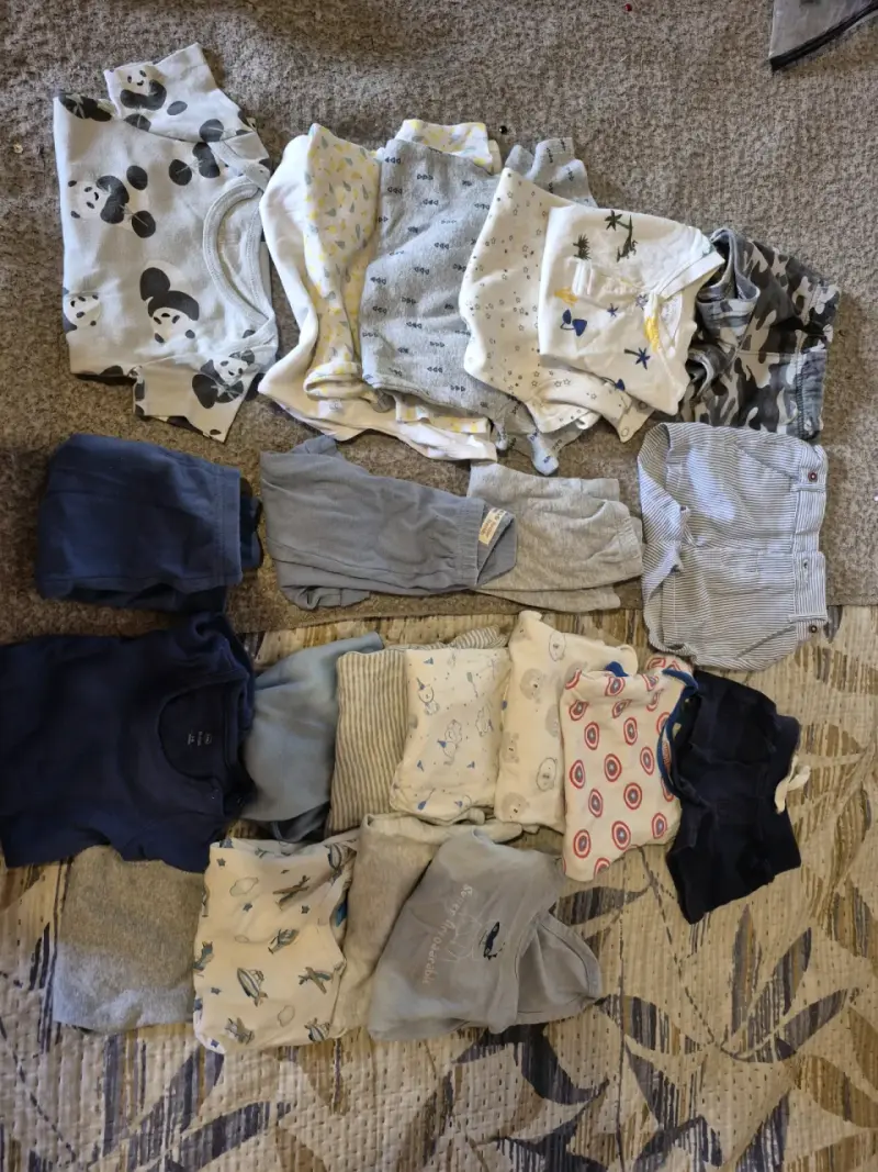 Lote de disfraces y ropa infantil variada - 2