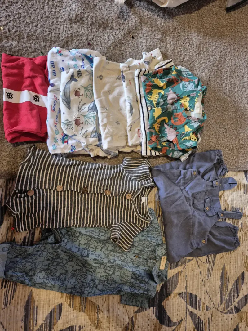 Lote de disfraces y ropa infantil variada - 3
