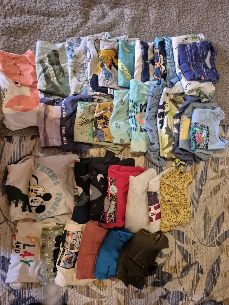 Lote de disfraces y ropa infantil variada - 4