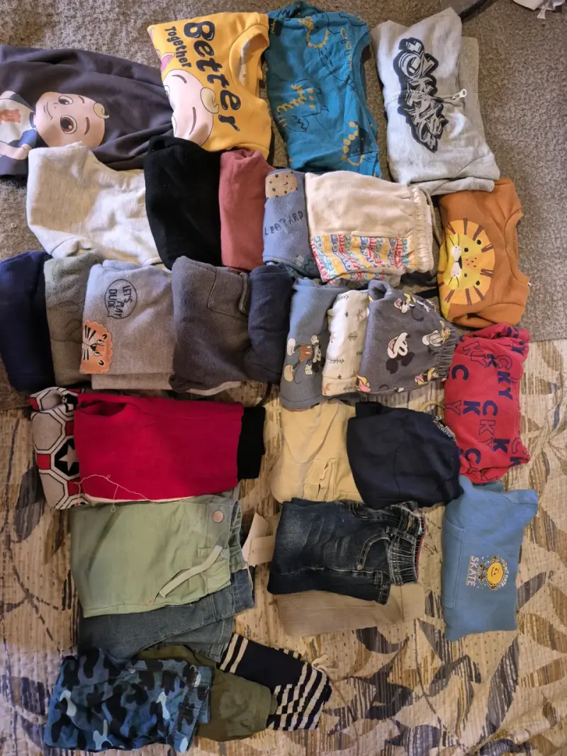 Lote de disfraces y ropa infantil variada - 5