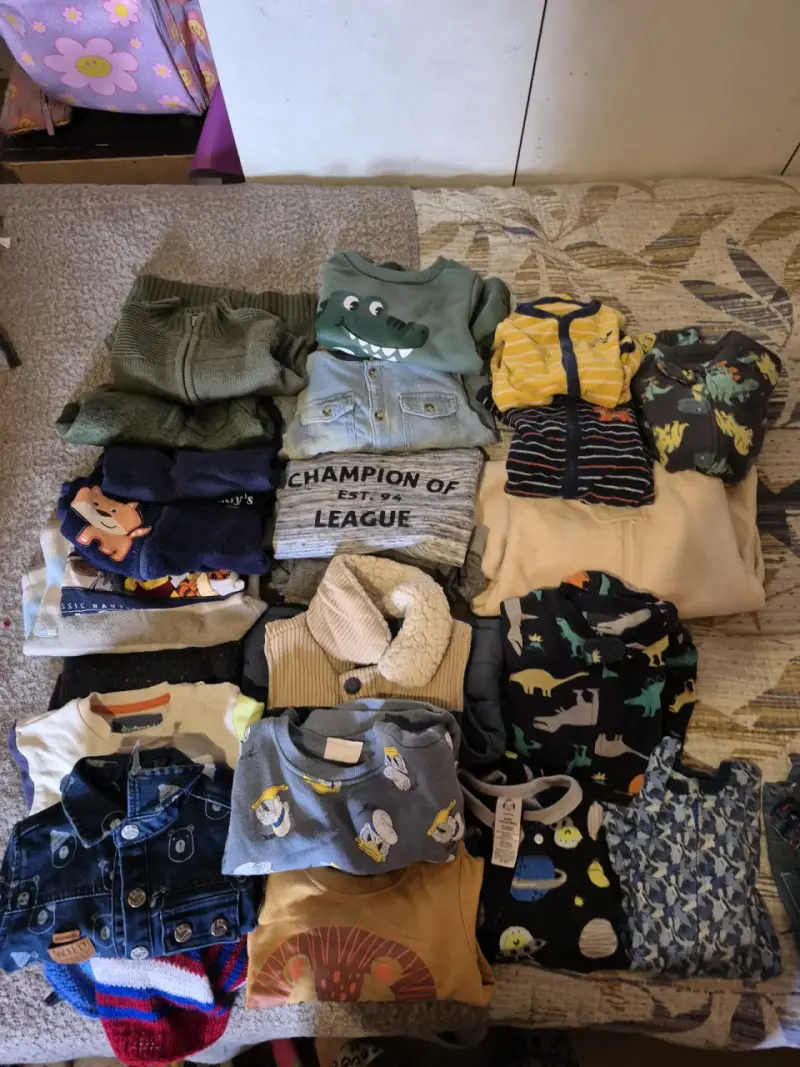 Lote de disfraces y ropa infantil variada - 6