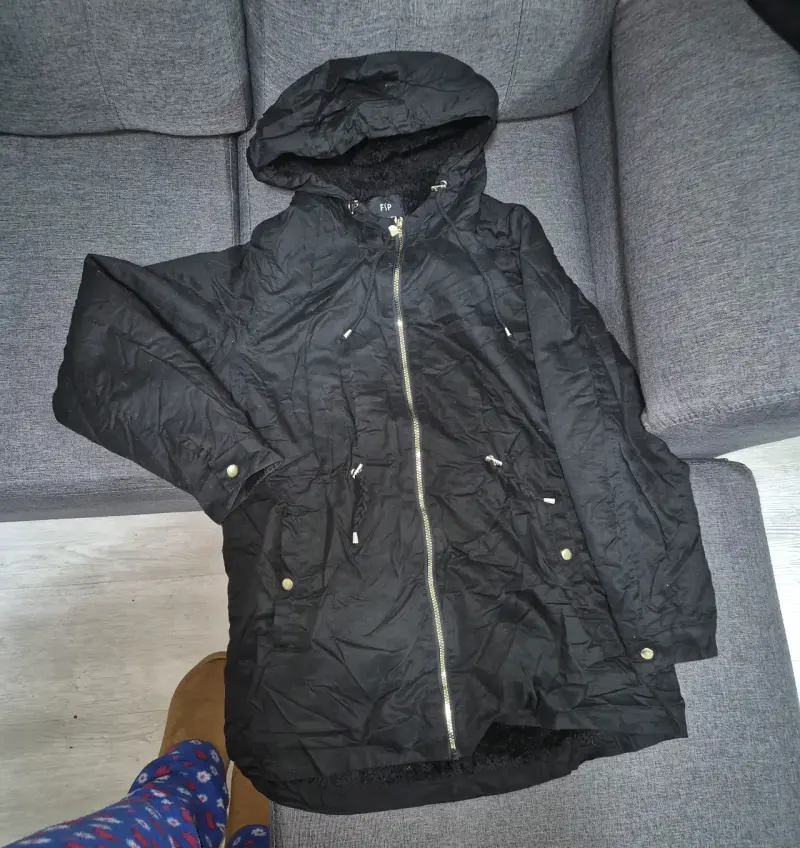 Parka negra con capucha y cierre frontal