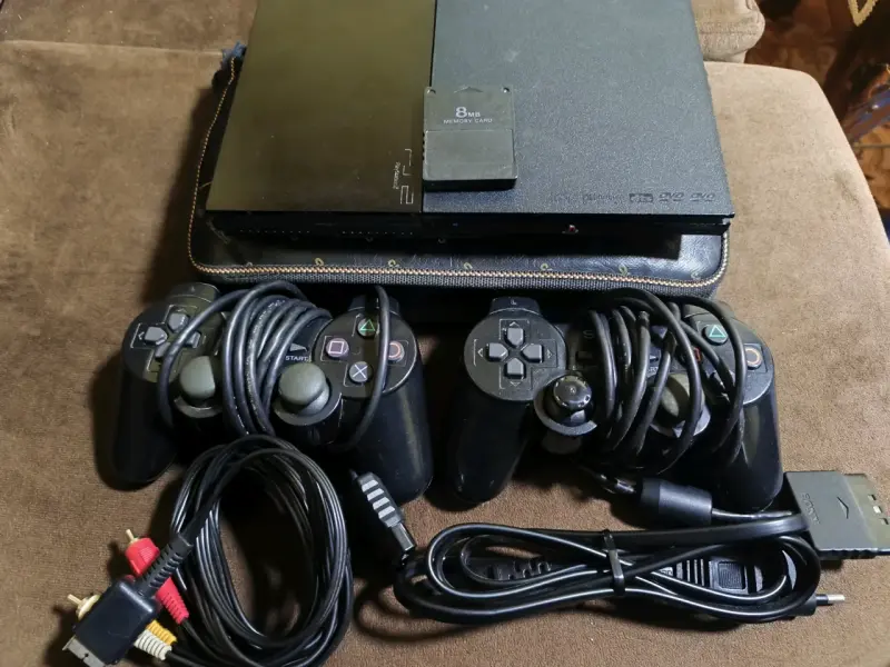 Consola PlayStation 2 Slim con controles y cables - 1