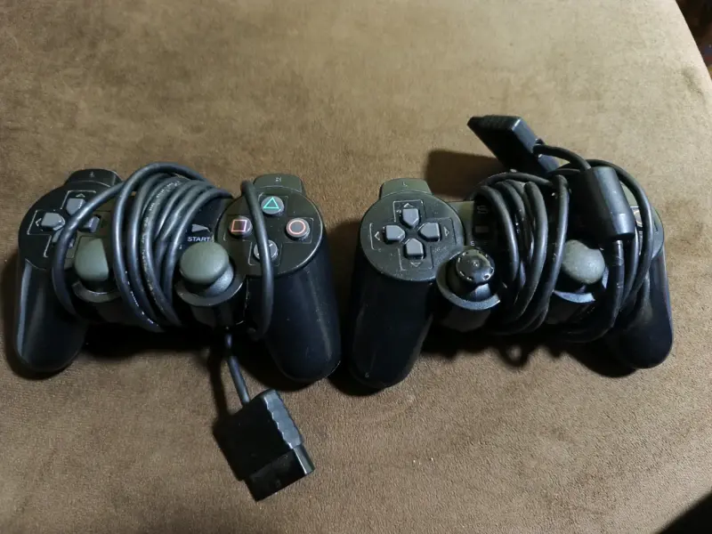 Consola PlayStation 2 Slim con controles y cables - 3