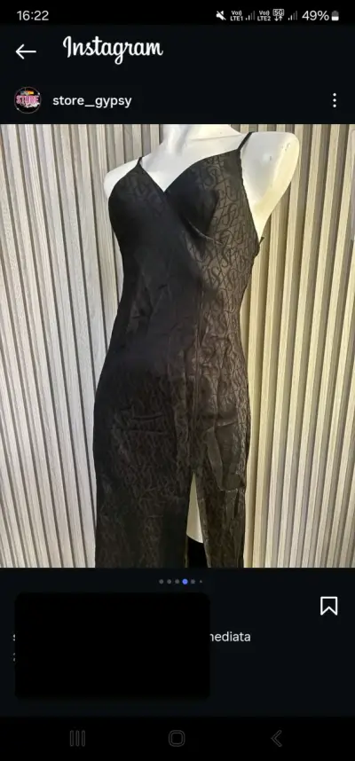 Vestido negro con diseño estampado VS - miniatura 1