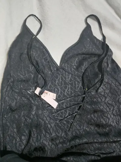 Vestido negro con diseño estampado VS - miniatura 2