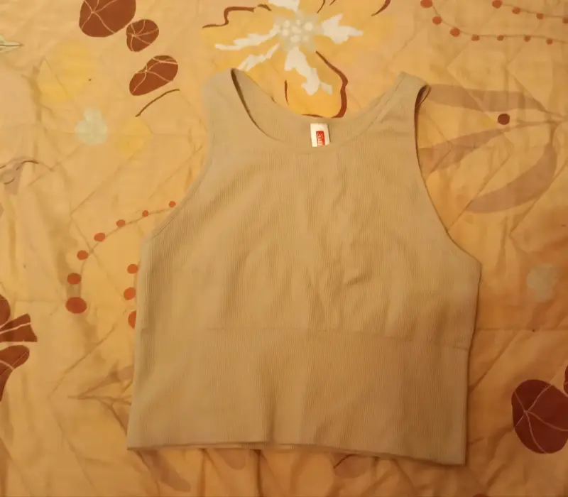 Top sin mangas beige para mujer