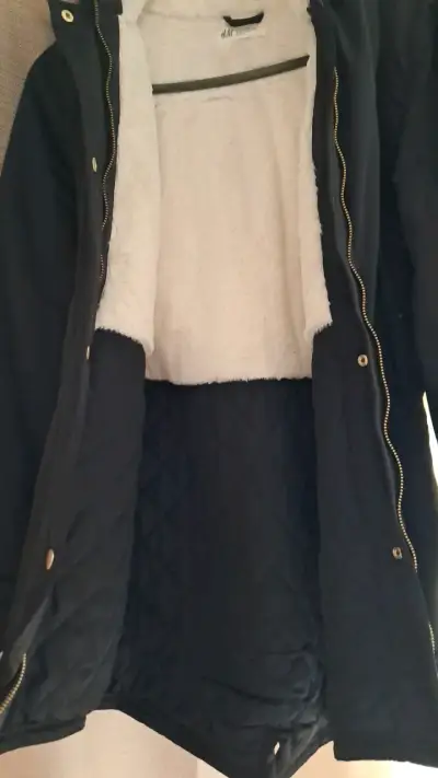Parka negra con capucha de piel sintética H&M - miniatura 3