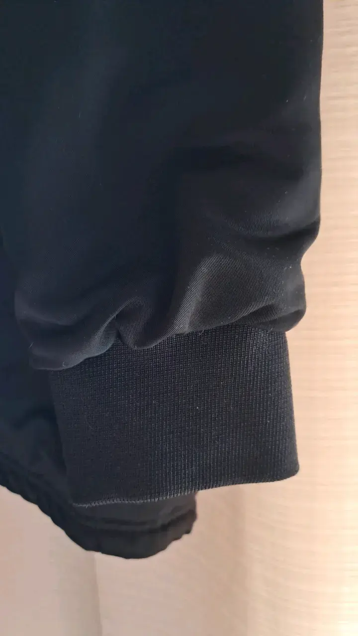 Parka negra con capucha de piel sintética H&M - 4