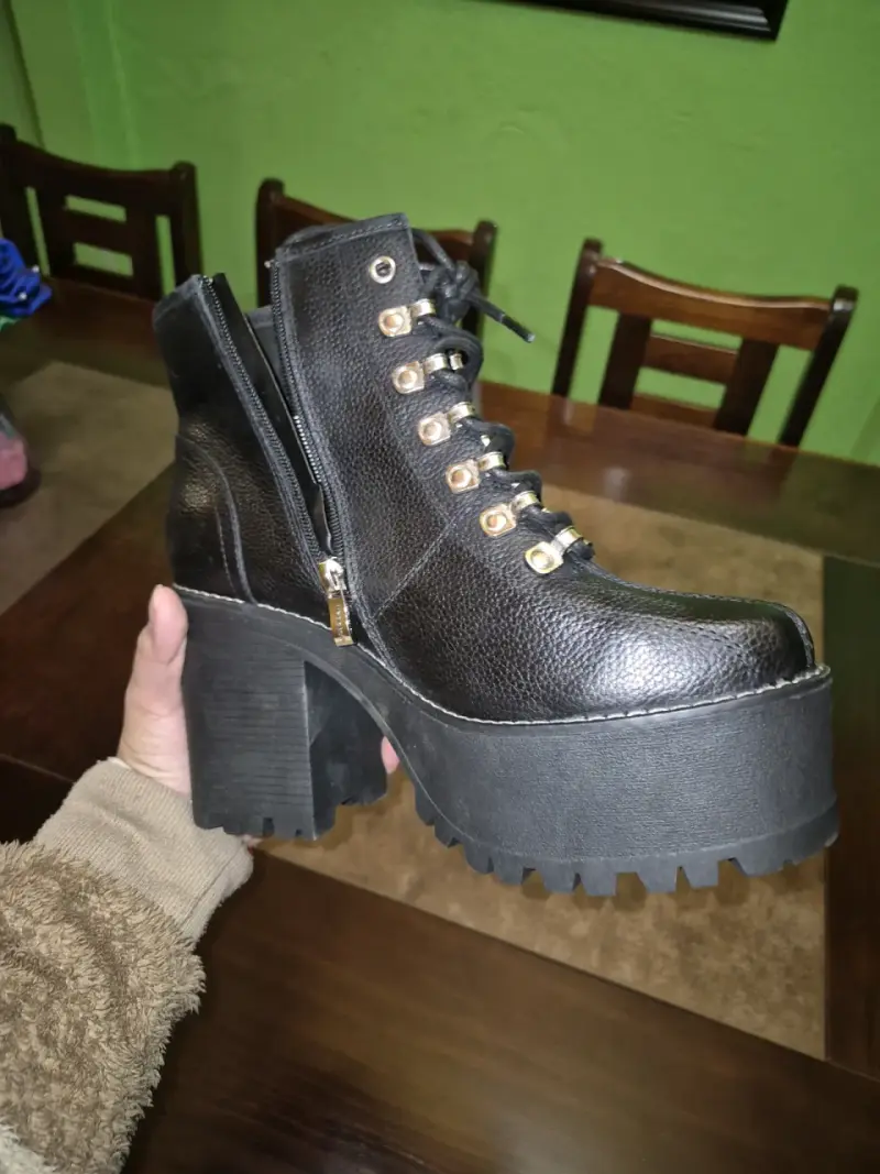 Botines de cuero negro con plataforma y cierre lateral - 1