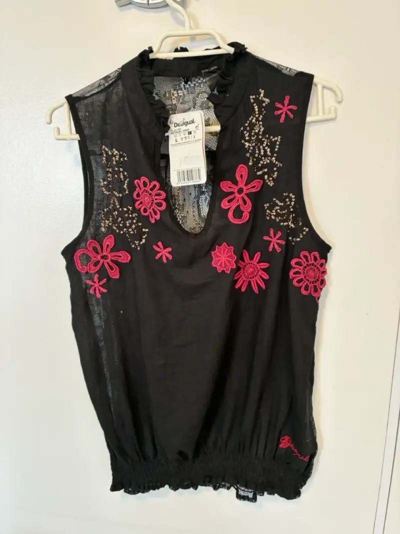 Blusa Desigual negra con bordados M-L