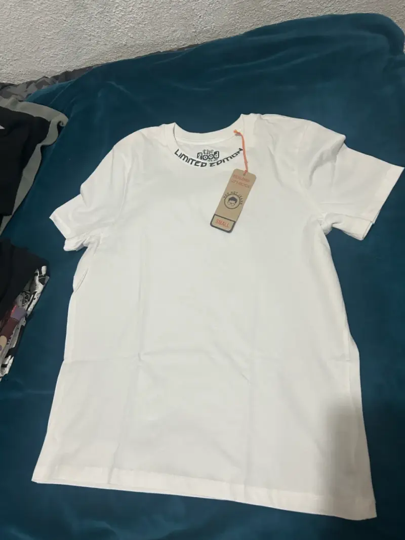 Polera negra con diseño gráfico y poleras blancas Maui and Sons - 2