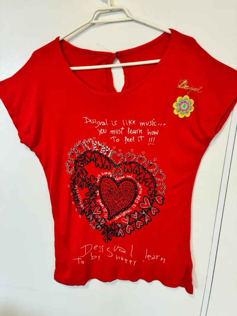 Polera roja Desigual diseño de corazón M-L