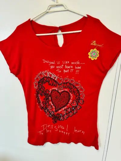 Polera roja Desigual diseño de corazón M-L - miniatura 1