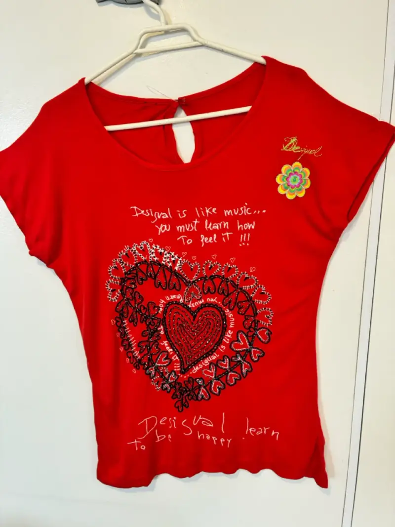 Polera roja Desigual diseño de corazón M-L - 2