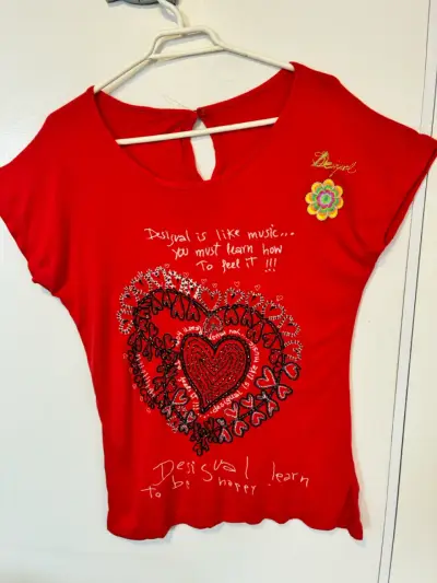 Polera roja Desigual diseño de corazón M-L - miniatura 2