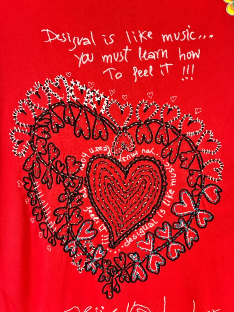 Polera roja Desigual diseño de corazón M-L - 3