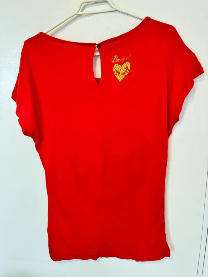 Polera roja Desigual diseño de corazón M-L - 4