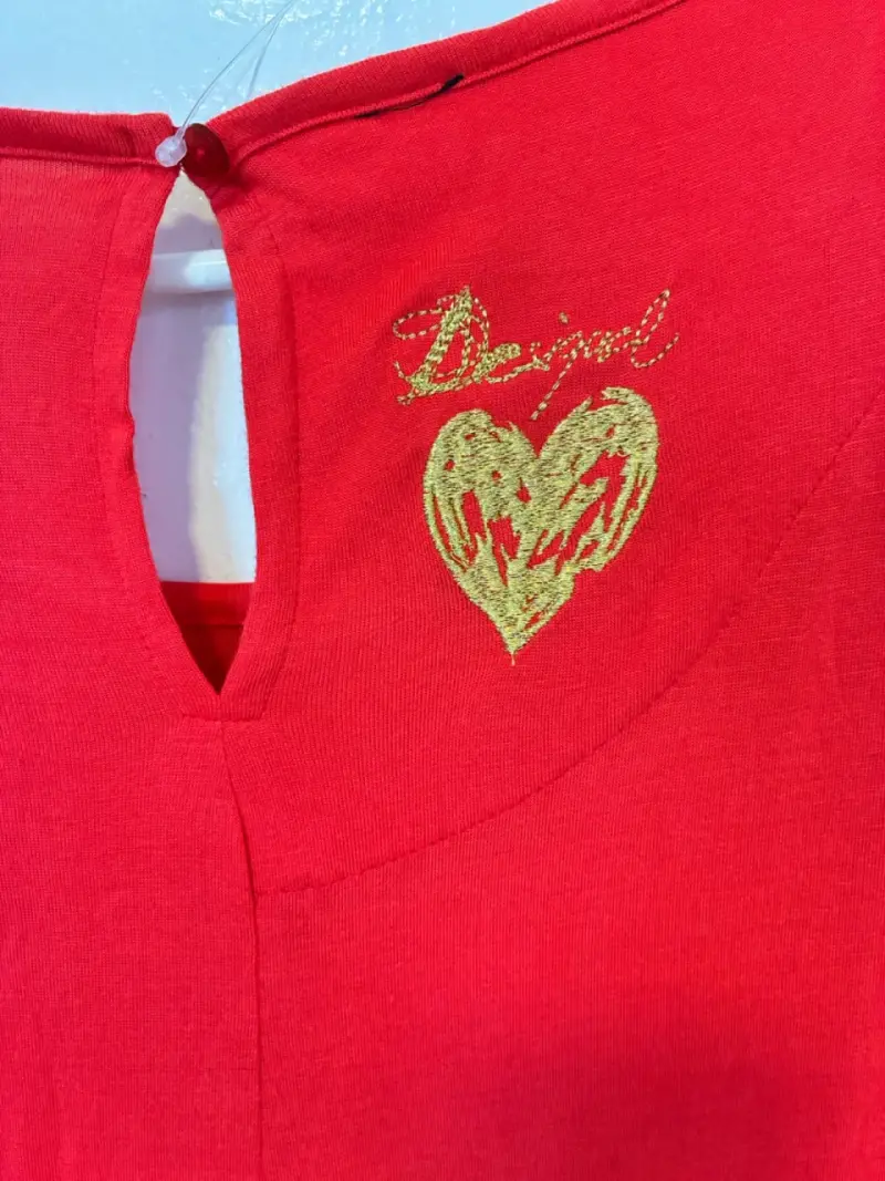 Polera roja Desigual diseño de corazón M-L - 5