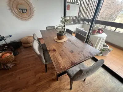 Mesa de comedor rústica de madera con sillas - miniatura 1
