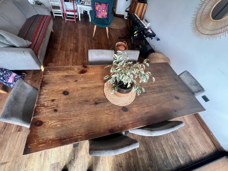 Mesa de comedor rústica de madera con sillas - 2