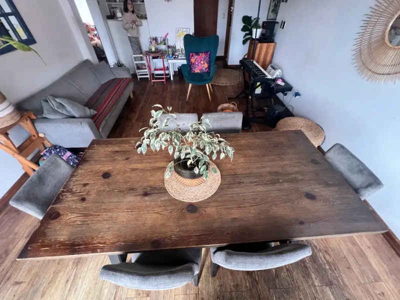 Mesa de comedor rústica de madera con sillas - 3