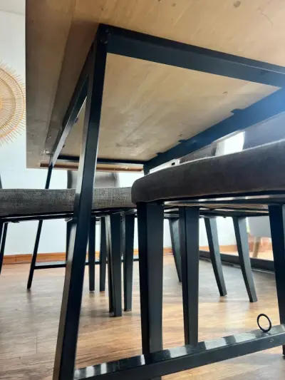 Mesa de comedor rústica de madera con sillas - miniatura 4