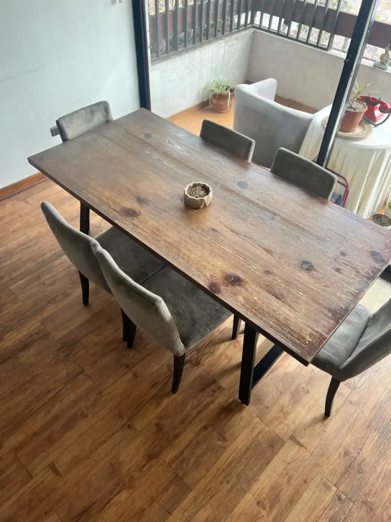 Mesa de comedor rústica de madera con sillas - 5