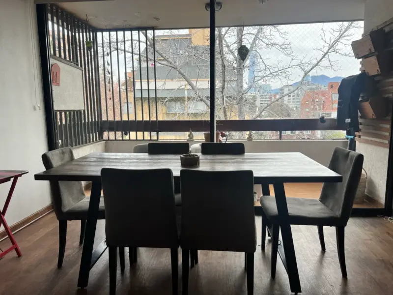 Mesa de comedor rústica de madera con sillas - 6