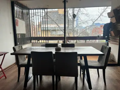 Mesa de comedor rústica de madera con sillas - miniatura 6